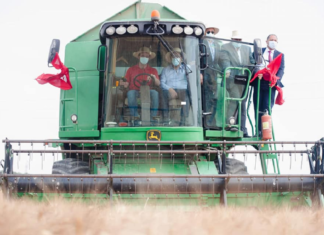 رئيس الحكومة يعطي شارة انطلاق موسم الحصاد الوطني من بنزرت: القطاع الفلاحي عماد الاقتصاد التونسي رغم الظروف الصعبة