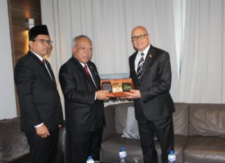 لقاء مع وزير الأشغال العمومية والإسكان الإندونيسي