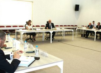 جلسة عمل حول وضع رؤية مستقبلية لتطوير أداء مؤسسات وهياكل الوزارة